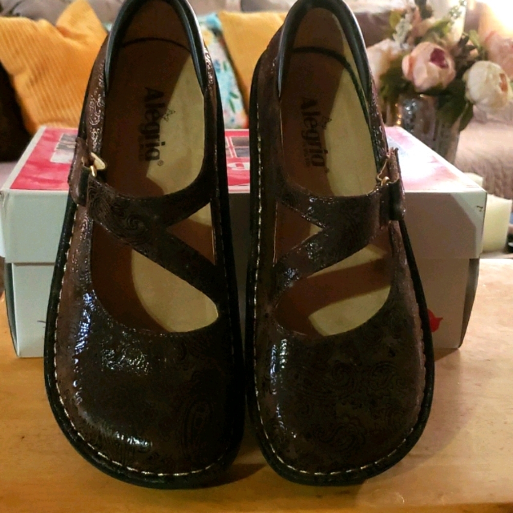 Brown paisley print strapped shoes
